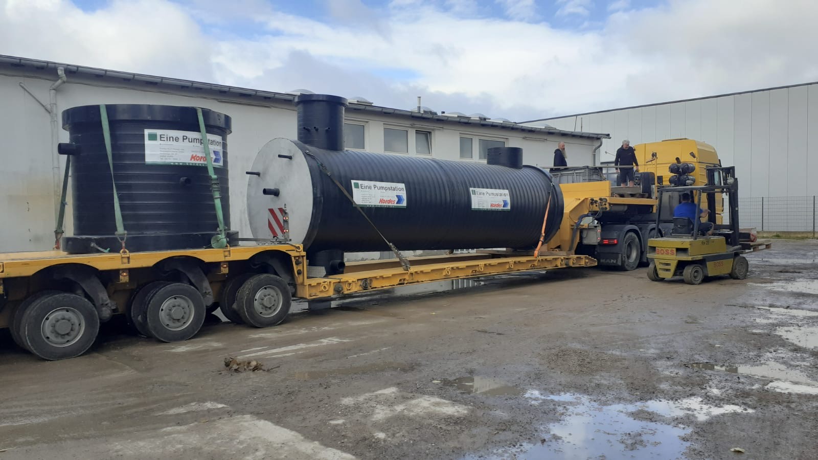 Referenz Vorlagebehälter belüftet Delbrück PE-HD Schacht liegend 12 Lieferung mit Sattelschlepper