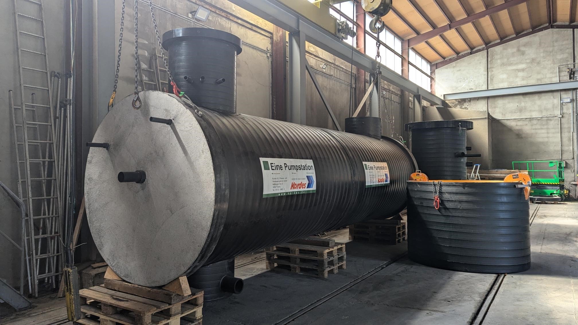 Referenz Vorlagebehälter belüftet Delbrück PE-HD Schacht liegend 3 Werksmontage Schacht