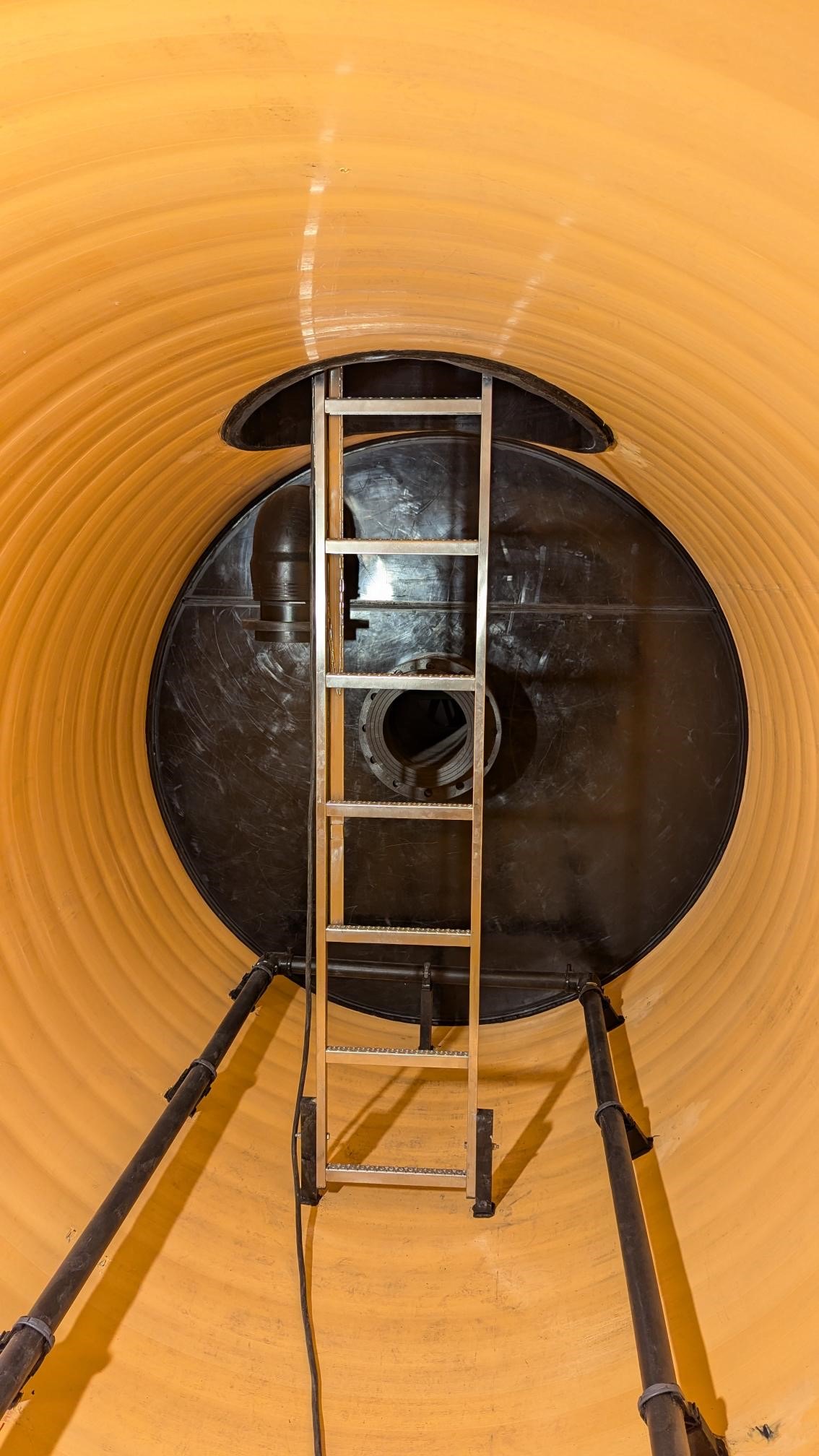 Referenz Vorlagebehälter belüftet Delbrück PE-HD Schacht liegend 6 Schachteinstieg innen