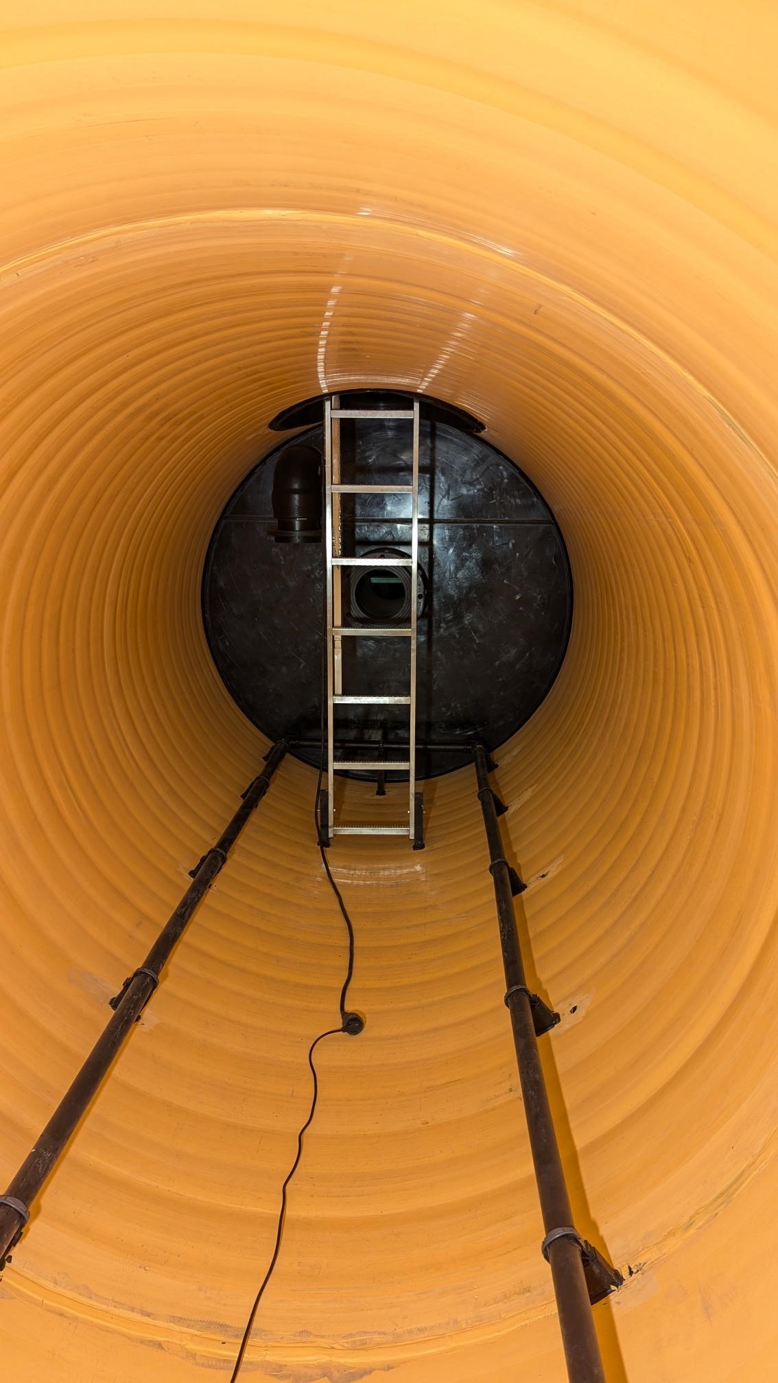 Referenz Vorlagebehälter belüftet Delbrück PE-HD Schacht liegend 7 Schachteinstieg innen Belüftung